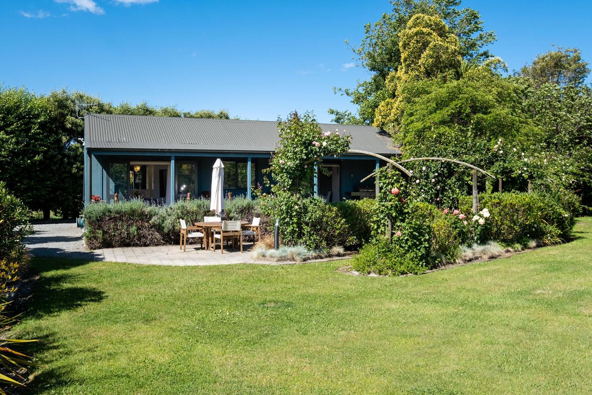 Lawn Cottages Clive Exterior photo